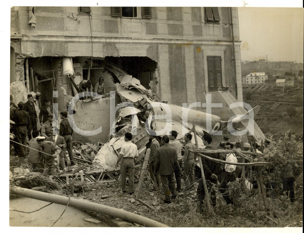 Fotografia d epoca originale 1956 AREA DI GENOVA Incidente aereo contro abitazione civile Foto 24x18 1