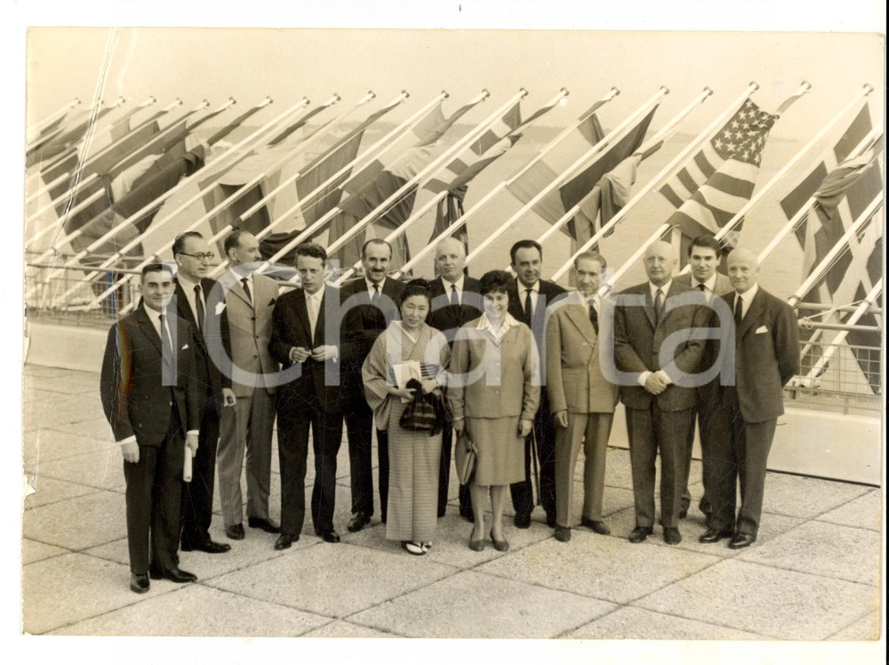 Fotografia d epoca originale 1963 FESTIVAL DI CANNES La giuria posa in terrazza Foto DANNEGGIATA 20x15 1