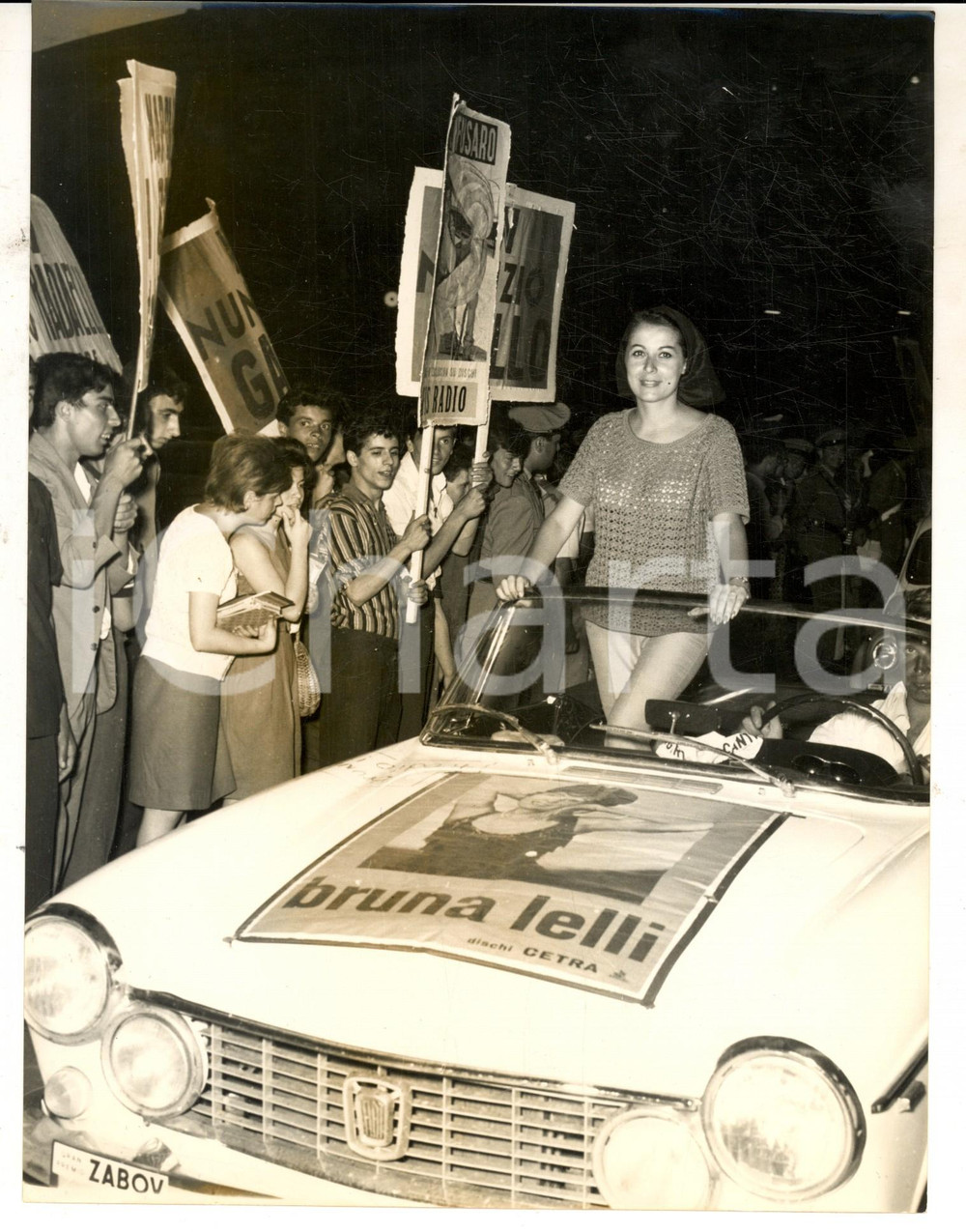 Fotografia d epoca originale 1963 FIUGGI CANTAGIRO Bruna LELLI circondata dai fan Fotografia 18x24 cm 1