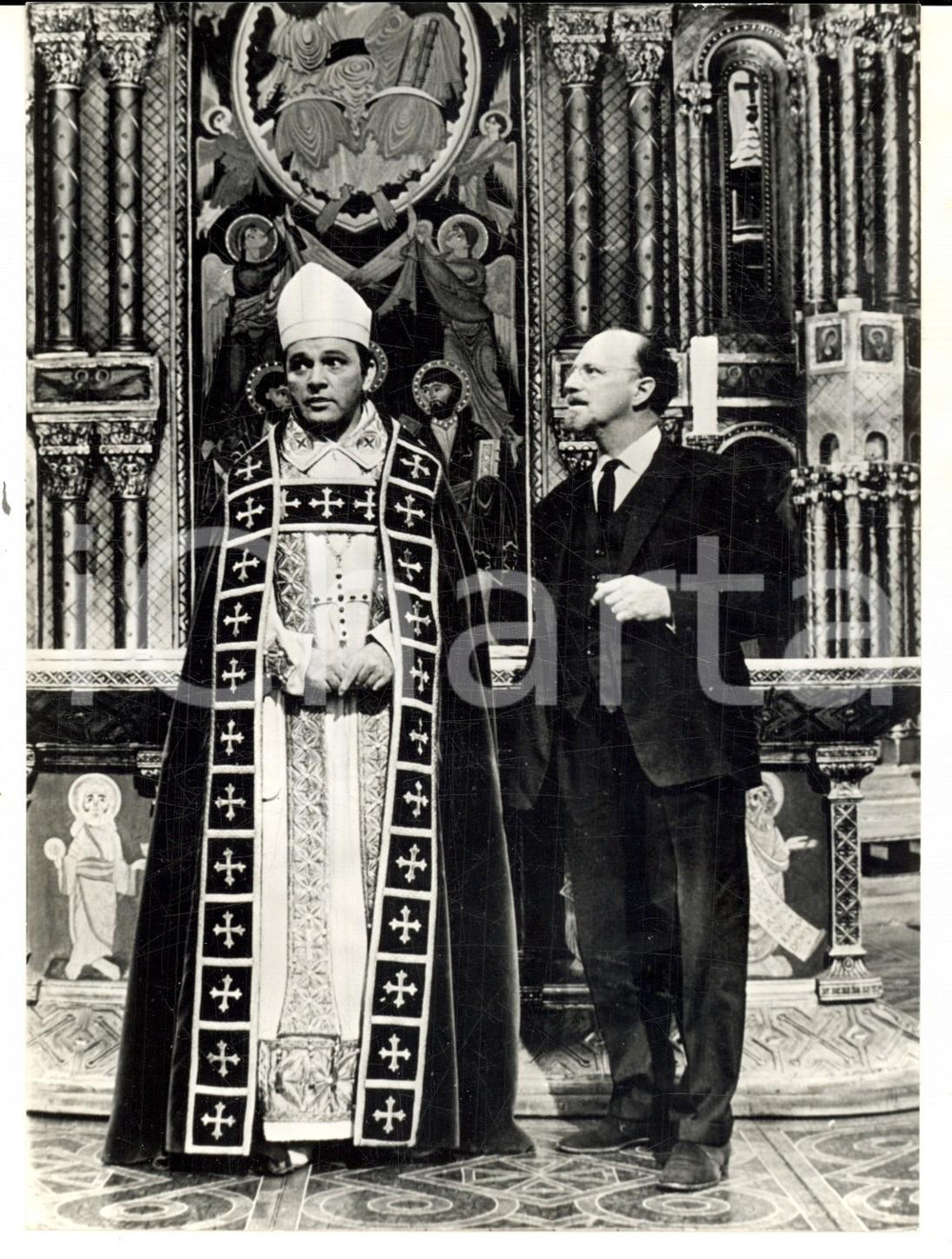 Fotografia d epoca originale 1963 CINEMA Richard BURTON sul set di BECKETT nella cattedrale di legno Foto 1
