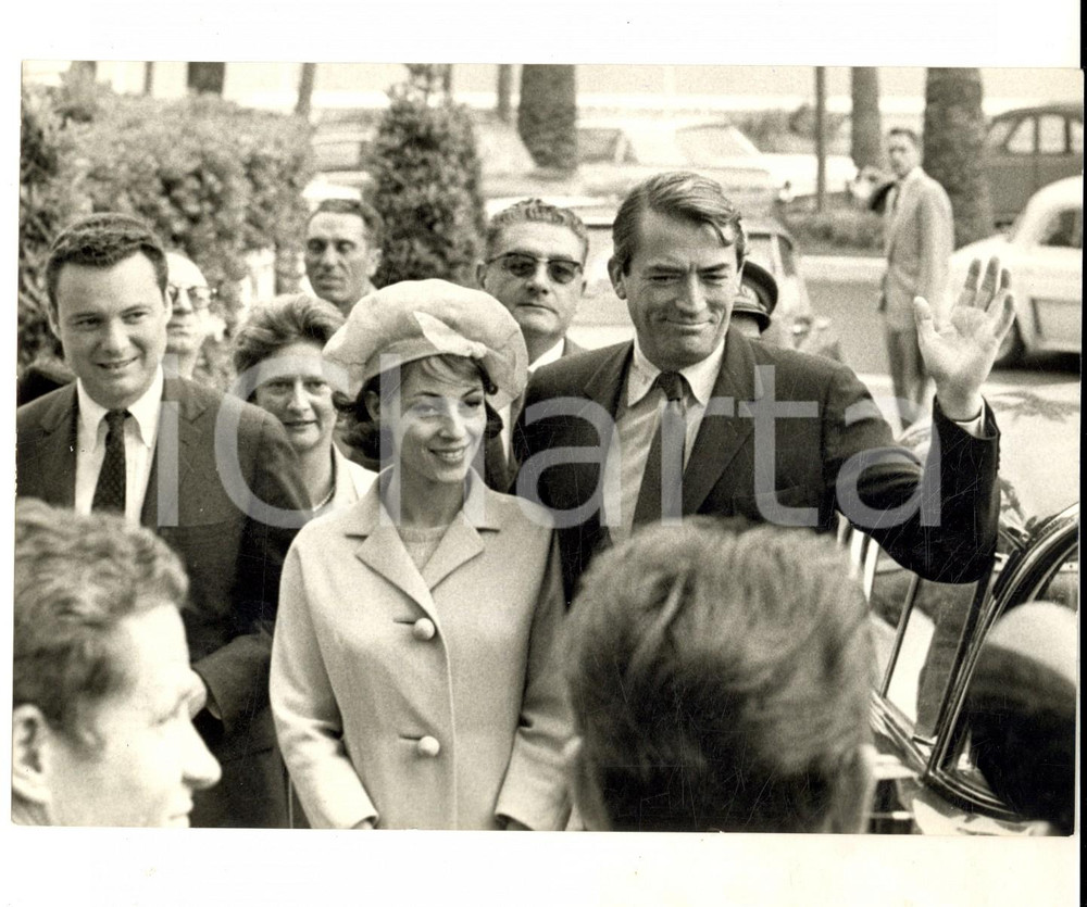 Fotografia d epoca originale 1963 FESTIVAL DI CANNES Gregory PECK arriva con la moglie Foto 18x13 cm 1