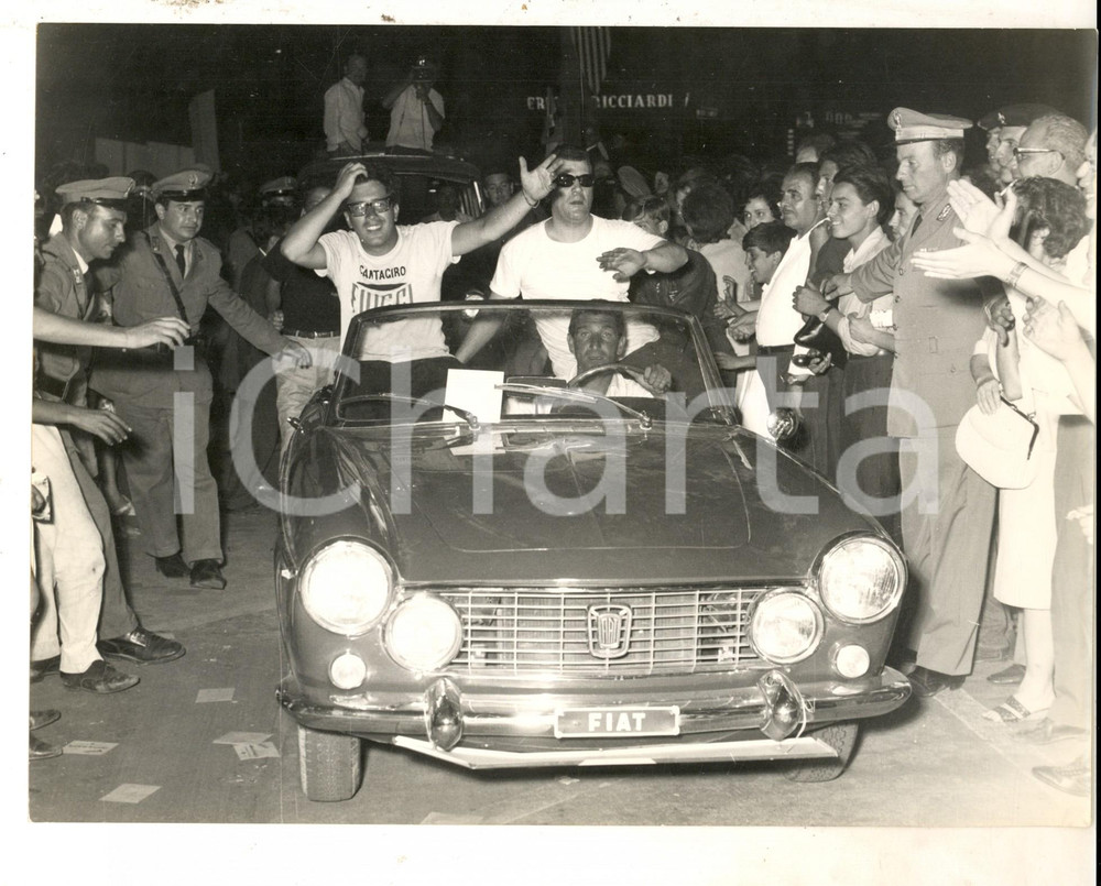 Fotografia d epoca originale 1963 FIUGGI CANTAGIRO Peppino DI CAPRI acclamato dai fan Foto 24x18 cm 1