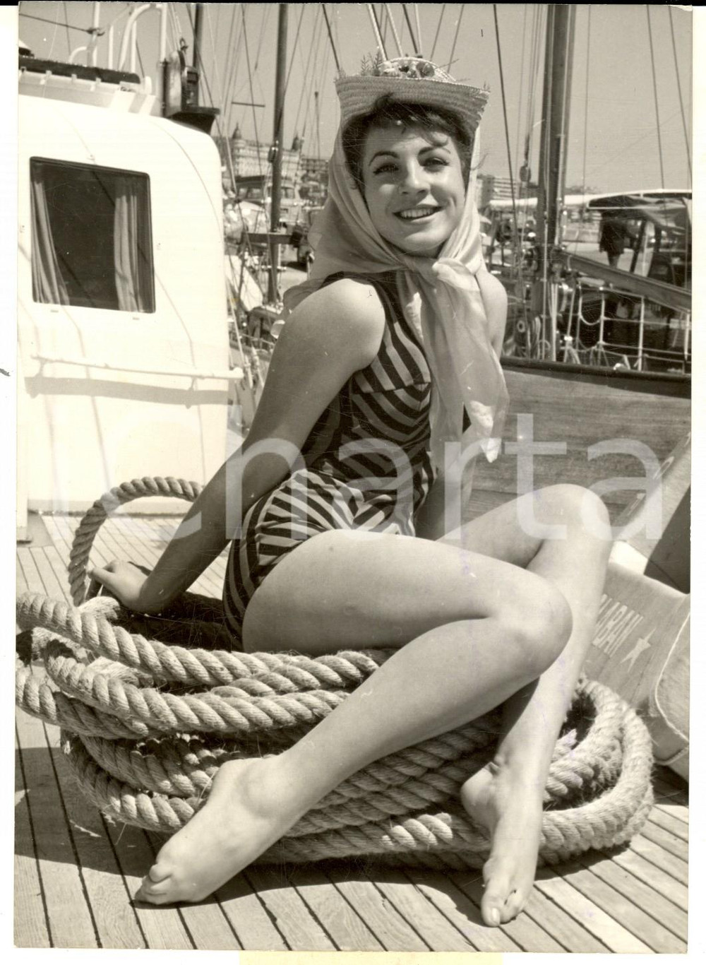 Fotografia d epoca originale 1962 FESTIVAL CANNES Starlette Katy BAIEFF a 16 anni posa in barca Foto 13x18 1