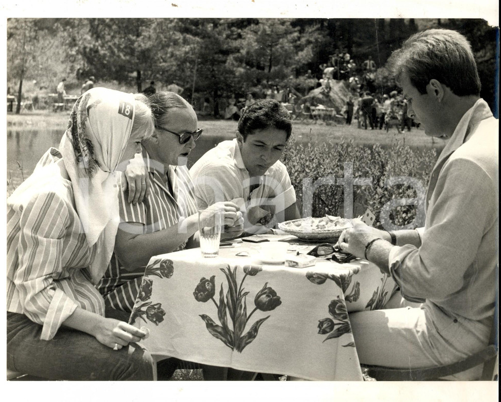 Fotografia d epoca originale 1960 ca GRESSONEY Pesca trote  Ave NINCHI e Alessandra PANARO Foto DANNEGGIATA 1