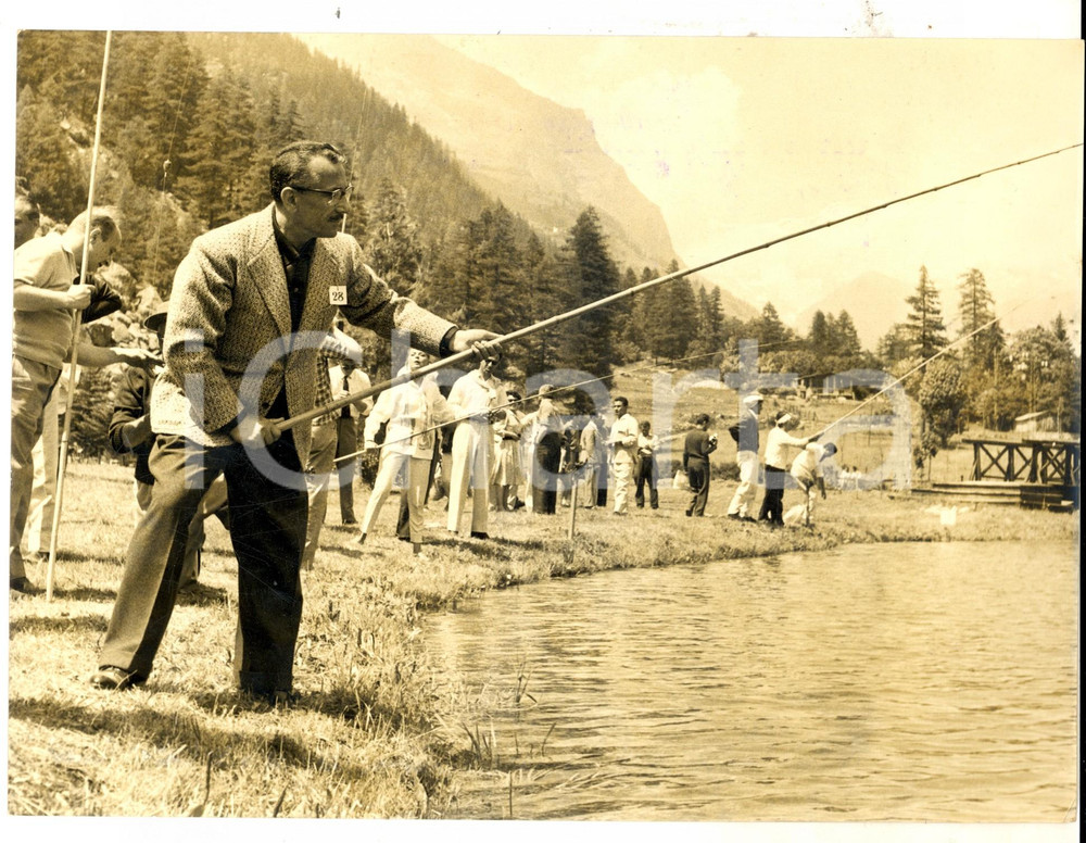 Fotografia d epoca originale 1960 ca GRESSONEY Pesca alla trota  Peppino DE FILIPPO in gara Foto 24x18 cm 1