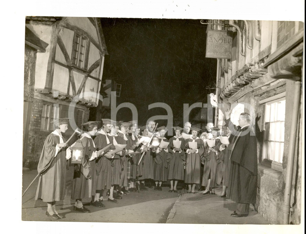 1958 LACOCK (WILTSHIRE, UK) Choristers of PARISH CHURCH singing carols *Photo