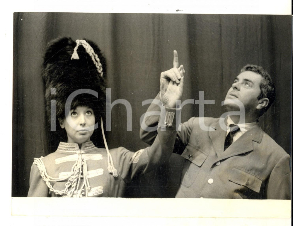 Fotografia d epoca originale 1963 MILANO Marisa DEL FRATE e Raffaele PISU in Trecentosessantacinque Foto 1