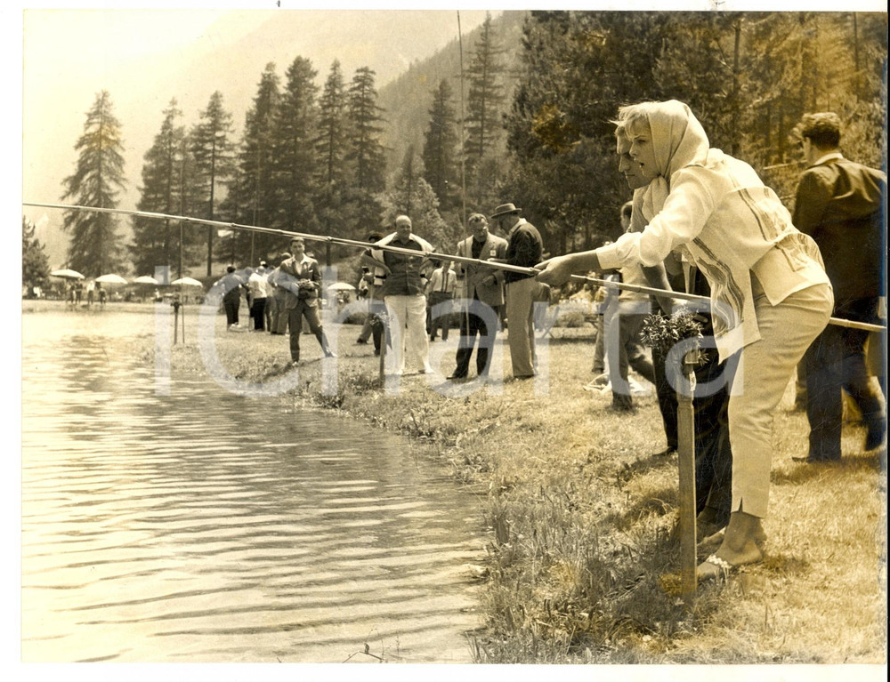 Fotografia d epoca originale 1960 ca GRESSONEY Pesca alla trota  Virna LISI in gara Foto 24x18 cm 1