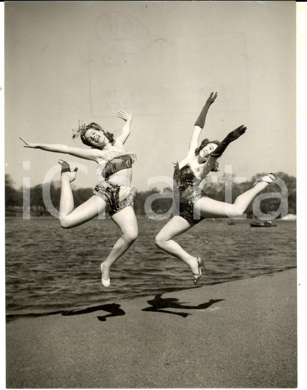 Fotografia d epoca originale 1954 LONDON Jacqueline SEXTO and Coral STODEL in a South American dance Photo 1