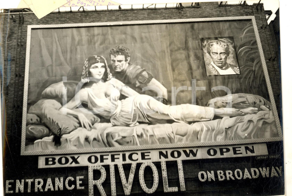 Fotografia d epoca originale 1963 NEW YORK Affissione poster film CLEOPATRA  Liz TAYLOR Richard BURTON Foto 1
