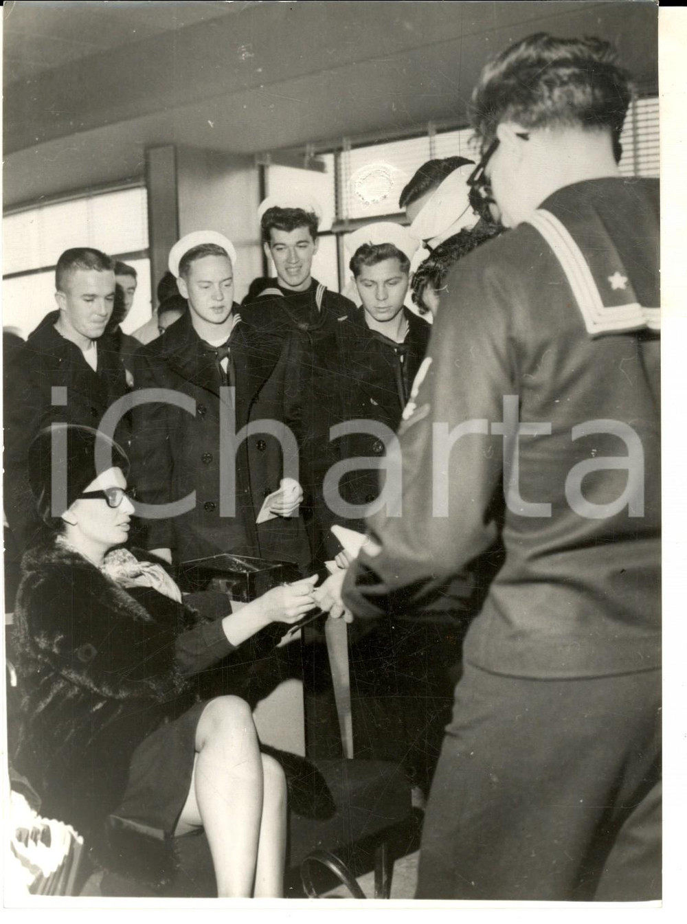 Fotografia d epoca originale 1963 MADRID Sophia LOREN salutata da un gruppo di marinai Foto 14x18 cm 1