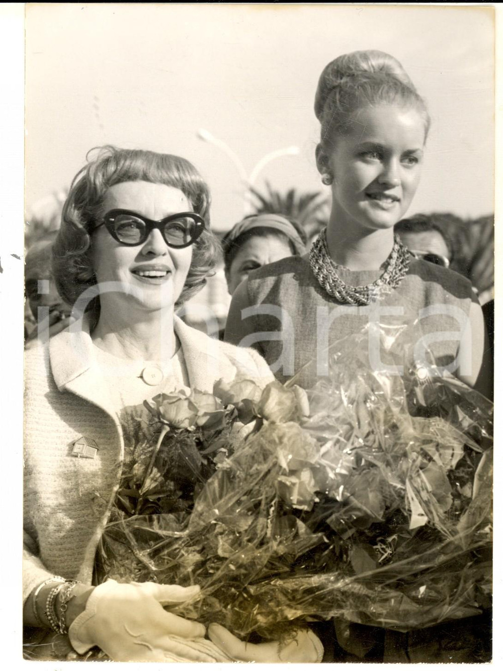 Fotografia d epoca originale 1963 FESTIVAL CANNES Arrivo di Bette DAVIS con la figlia Barbara Foto 14x18 cm 1