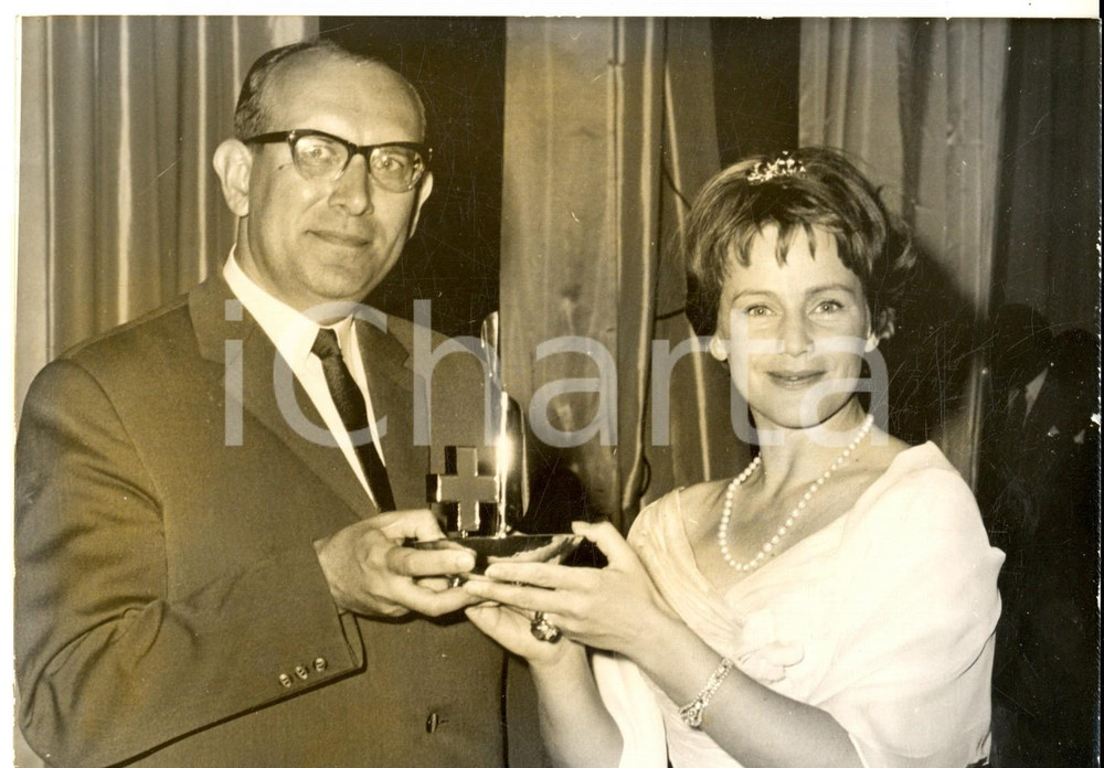 Fotografia d epoca originale 1963 FESTIVAL FILM CROCE ROSSA Maria SCHELL premia il dott. HINZ Foto 13x18 1