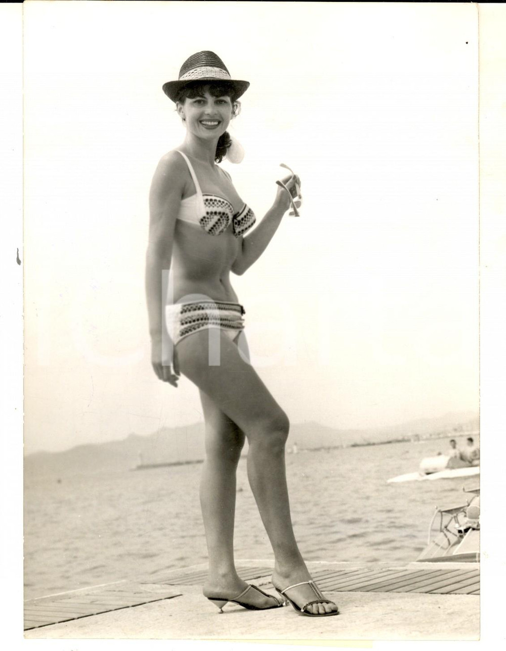 Fotografia d epoca originale 1963 FESTIVAL CANNES Starlette Nadia REGIN in cerca di un contratto Foto 13x18 1