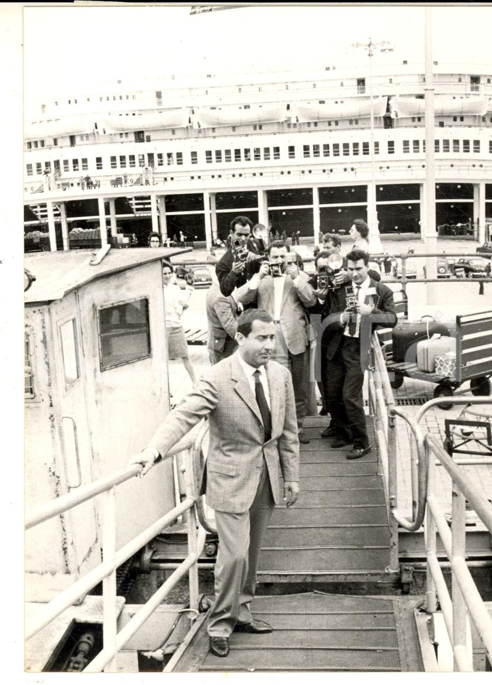 Fotografia d epoca originale 1960 ca NAPOLI Alberto SORDI si imbarca sulla DONIZETTI per Barcellona Foto 1