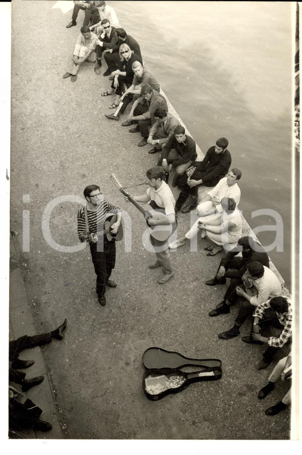 Fotografia d epoca originale 1963 PARIS Aubade pour les Ã©trangers sur els berges de la Seine Photo 13x18 1