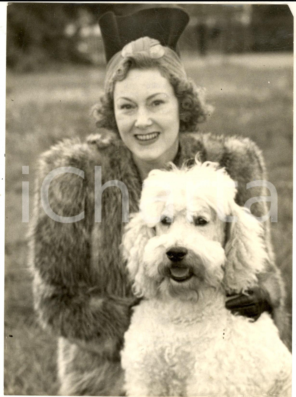 Fotografia d epoca originale 1946 LONDON Ex MISS VENUS Agnes Stella SIMPSON con il proprio cane Foto 1