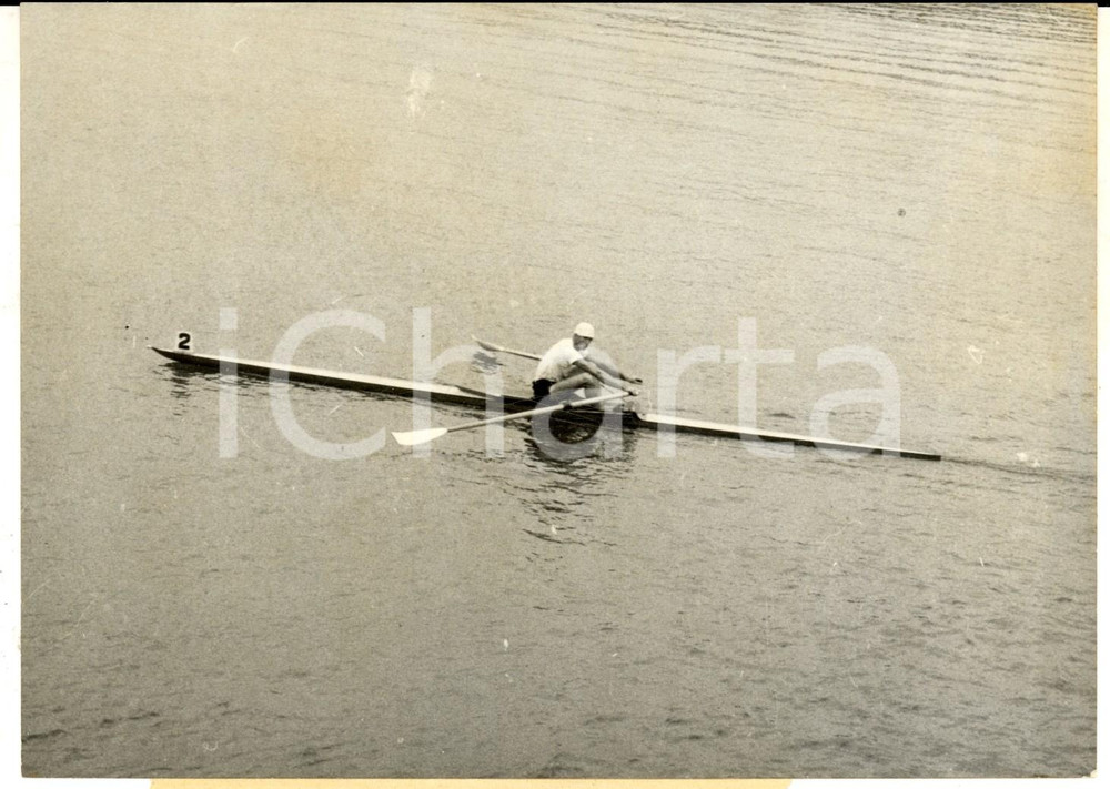 Fotografia d epoca originale 1959 MACON F Europei CANOTTAGGIO  Stuart McKENZIE in gara Foto 18x14 cm 1