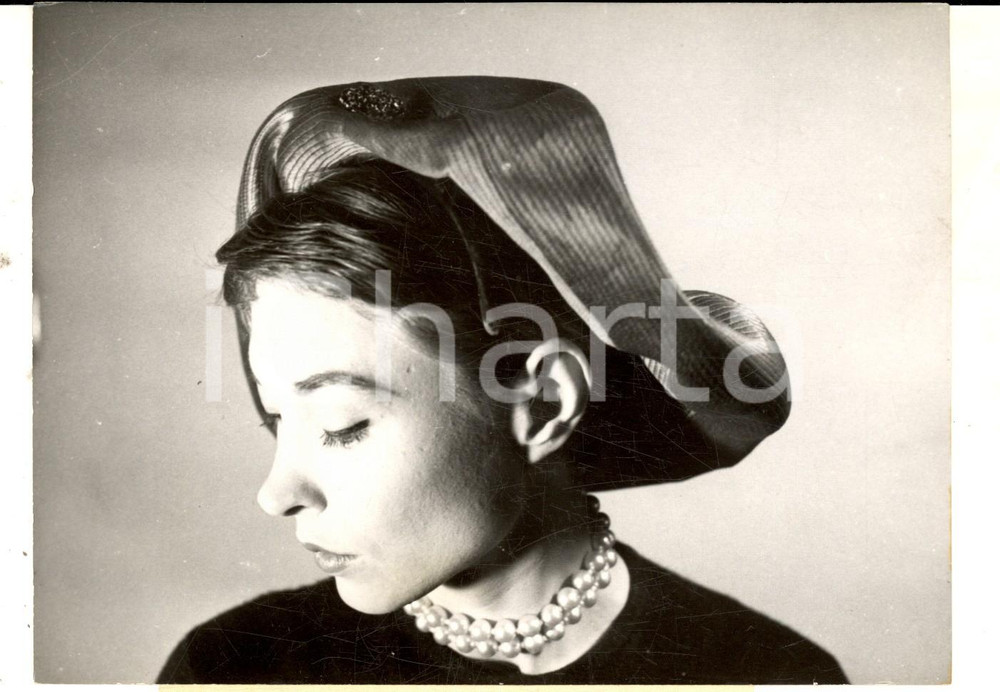 Fotografia d epoca originale 1957 MODE PARIS CHAPEAUX CrÃ©ation SWEND  BÃ©ret de soie en satin Photo 16x12 1