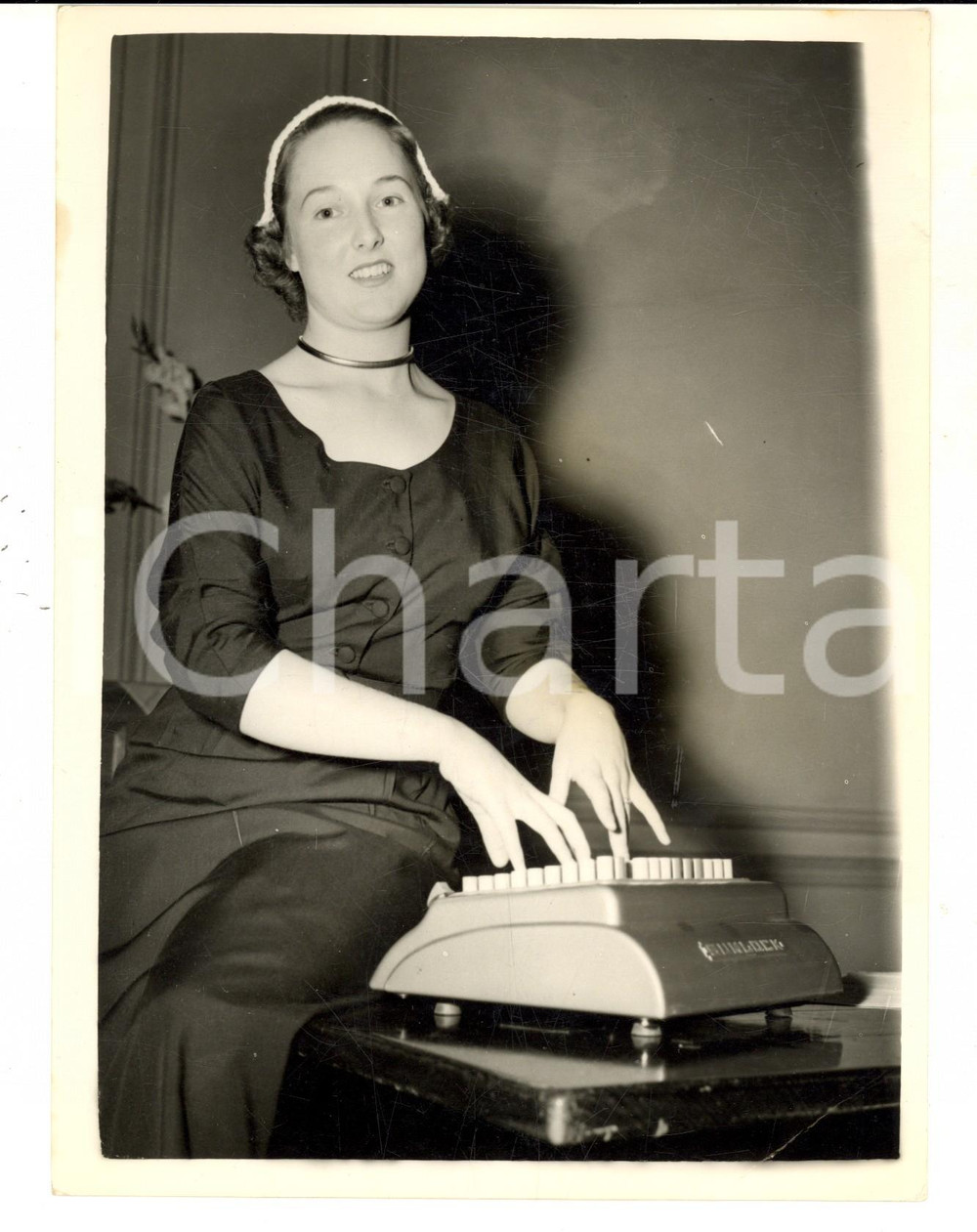 Fotografia d epoca originale 1953 LONDON Doreen HOOKER winner of the Efficiency girl contest Photo 15x20 1