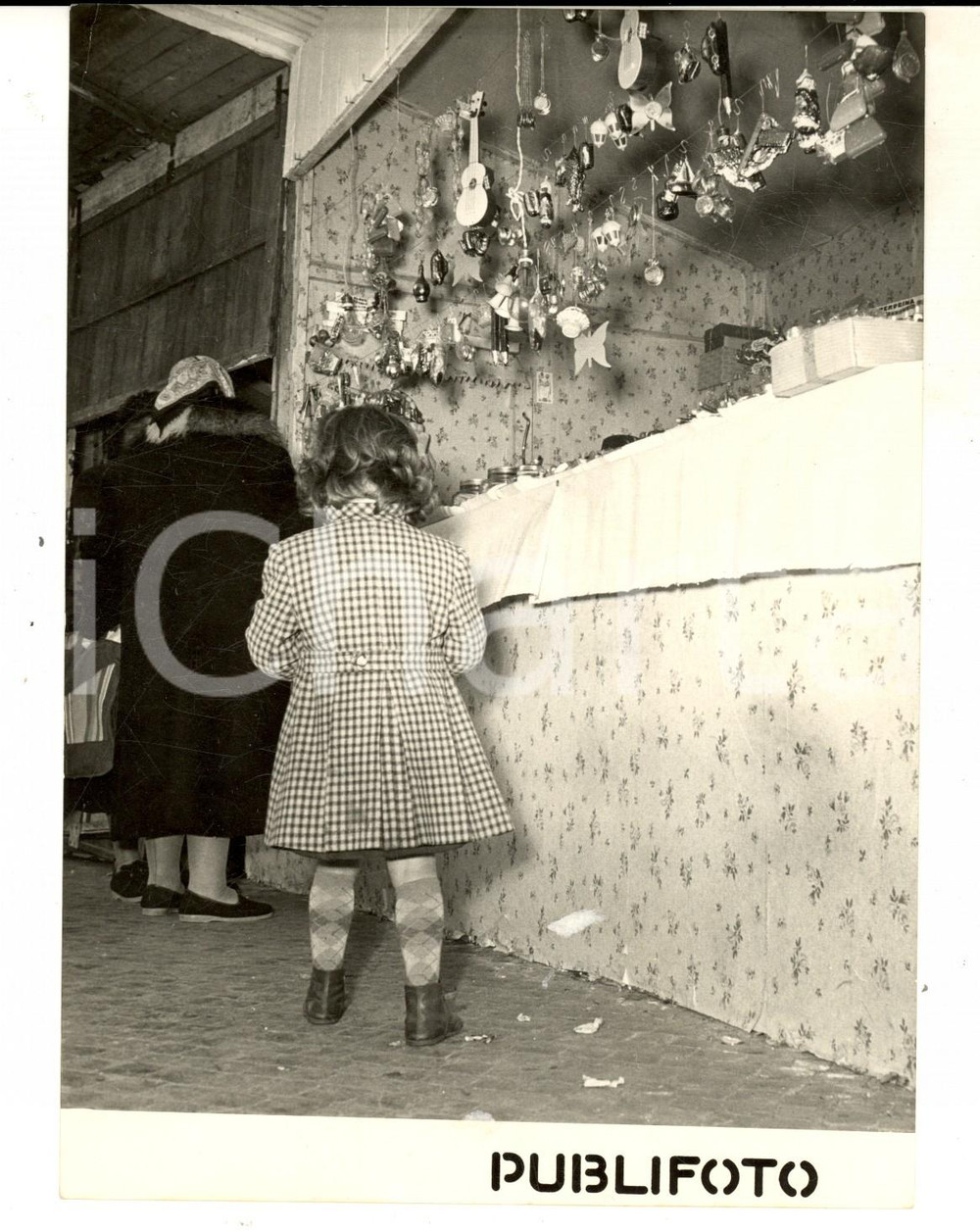 Fotografia d epoca originale 1954 ROMA PIAZZA NAVONA Le tradizionali bancarelle natalizie Foto 14x18 cm 1