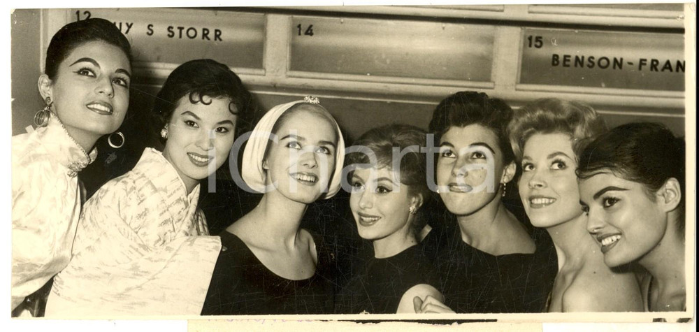 Fotografia d epoca originale 1957 PARIS MISS MONDO FINLANDIA Marita LINDHAL con le altre candidate Foto 20x9 1