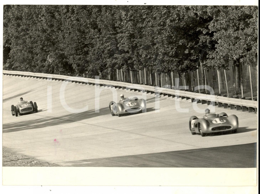 Fotografia d epoca originale 1955 MONZA FORMULA 1 GRAN PREMIO D ITALIA Passaggio di FANGIO, MOSS e KLING Foto 1
