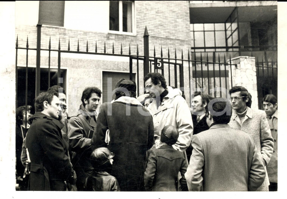 Fotografia d epoca originale 1972 MILANO Casa di Pietro VALPREDA  Avvocati e curiosi in attesa Foto 1