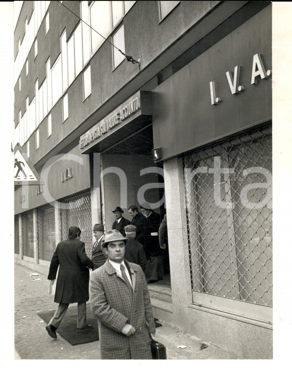 Fotografia d epoca originale 1973 MILANO Cittadini agli uffici delle imposte per la nuova IVA Foto 1