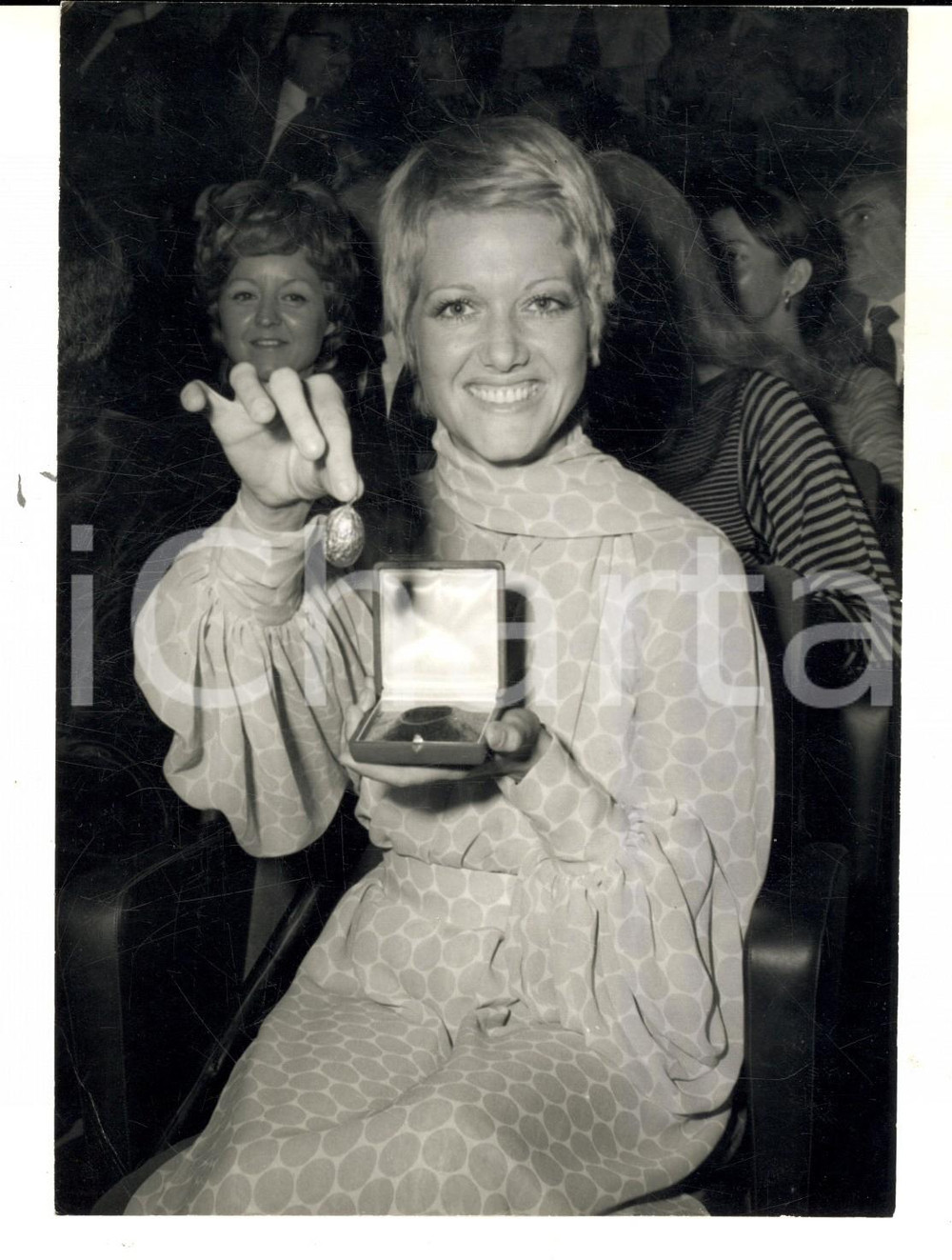 Fotografia d epoca originale 1972 LECCO Premio NOCI D ORO  La vincitrice Blanche CARDINALE Fotografia 1