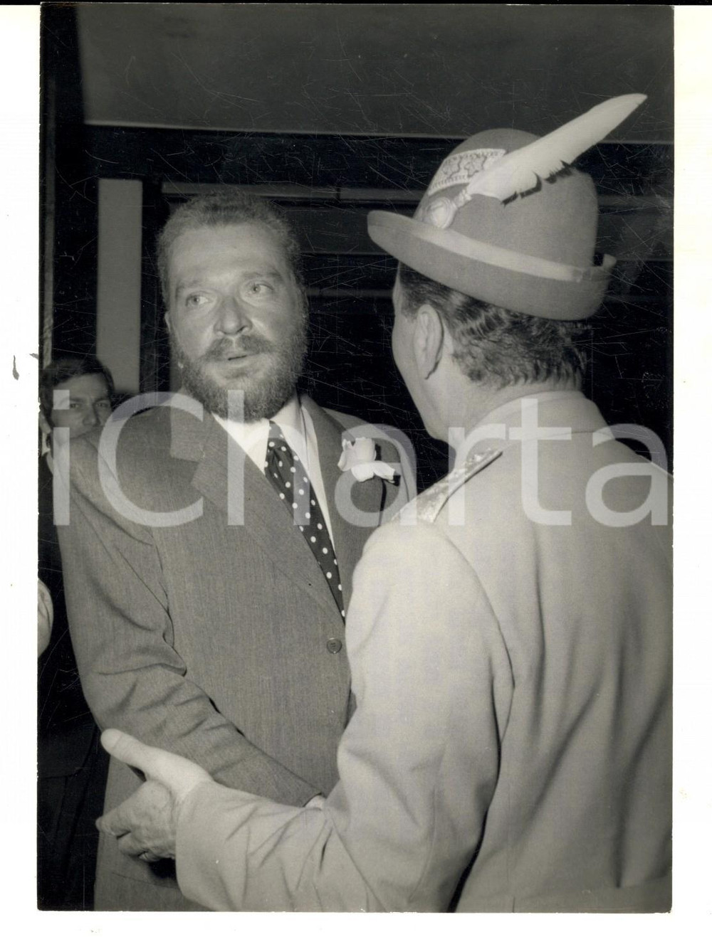 Fotografia d epoca originale 1973 MILANO MALPENSA Alpinista Guido MONZINO accolto da un alpino Foto 1