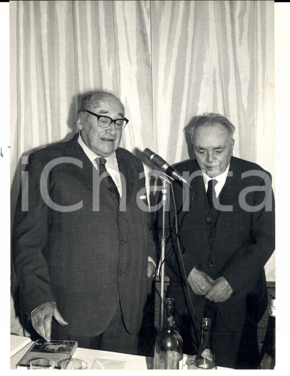 Fotografia d epoca originale 1973 MILANO PREMIO BAGUTTA Vincitore Sergio SOLMI con Riccardo BACCHELLI Foto 1