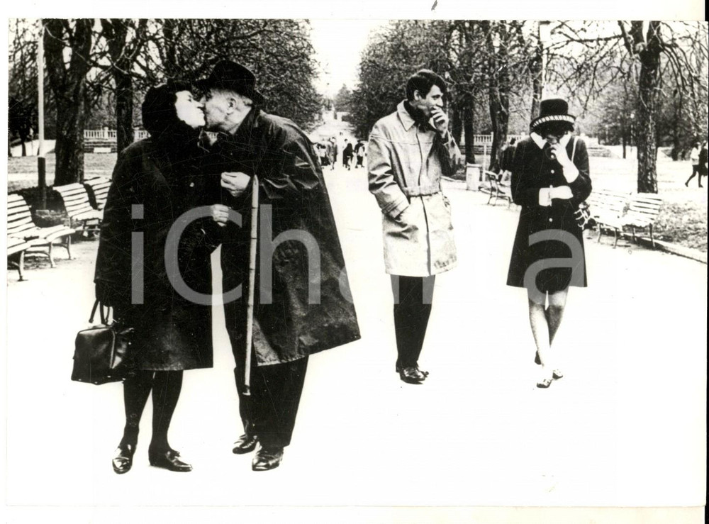 Fotografia d epoca originale 1973 MILANO Parco SEMPIONE Vecchietti aggressivi e giovani timidi in amore Foto 1