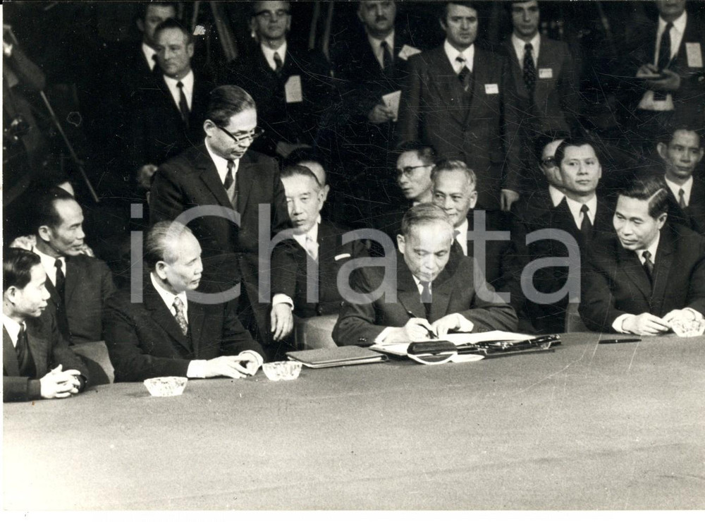 Fotografia d epoca originale 1973 PARIS Nguyen Duy TRINH firma l accordo per la pace nel VIETNAM  Foto 1