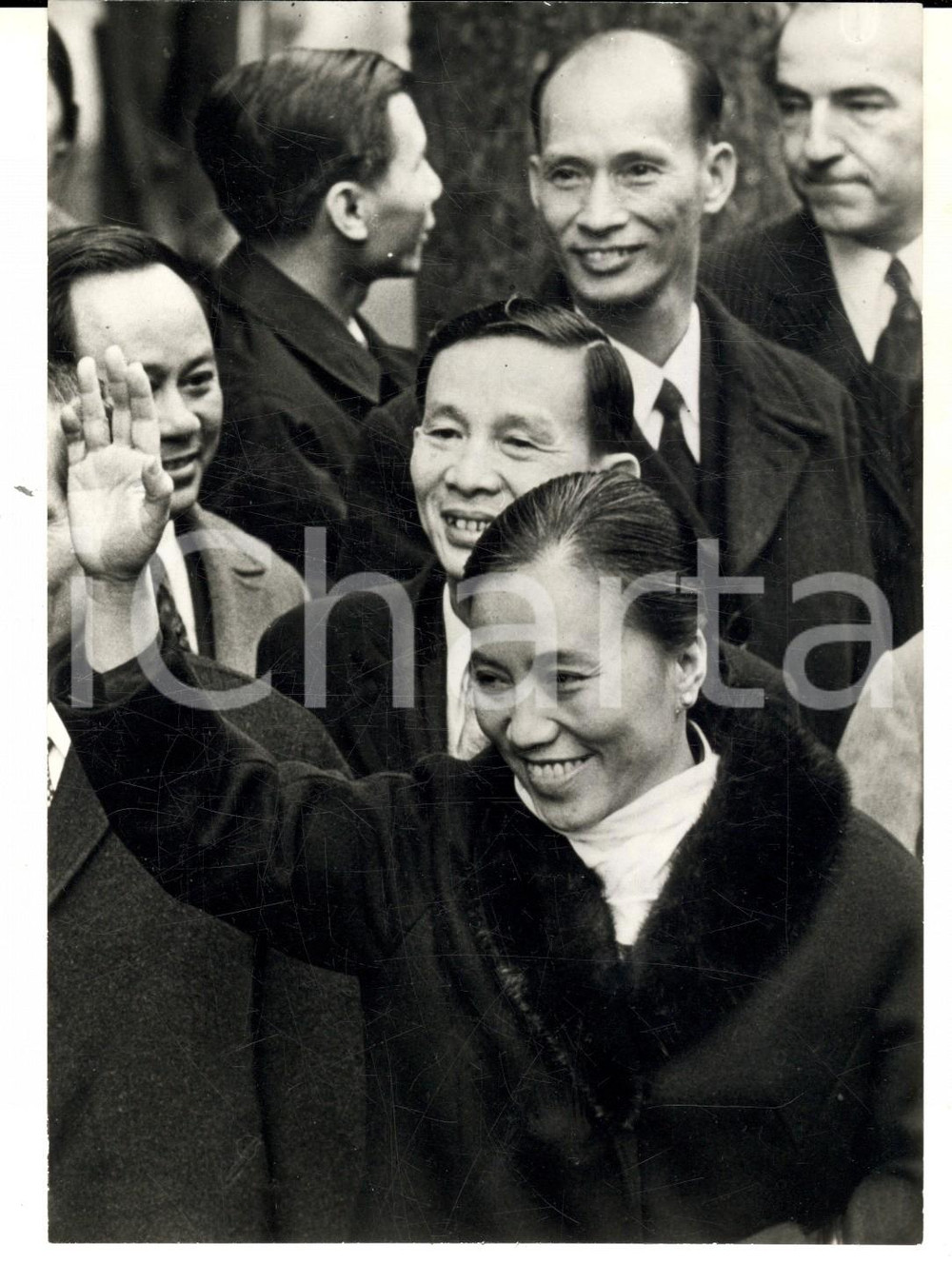 Fotografia d epoca originale 1973 PARIS Nguyen Duy TRINH saluta dopo l accordo per la pace nel VIETNAM Foto 1