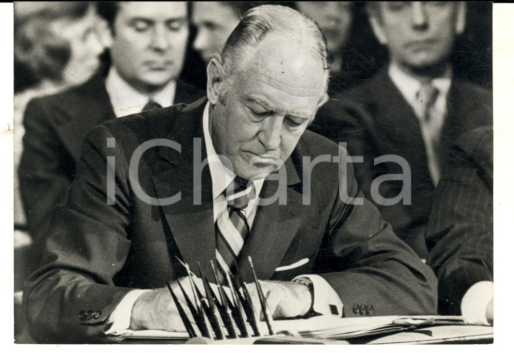 Fotografia d epoca originale 1973 PARIS William ROGERS firma l accordo per la pace nel VIETNAM Foto 1