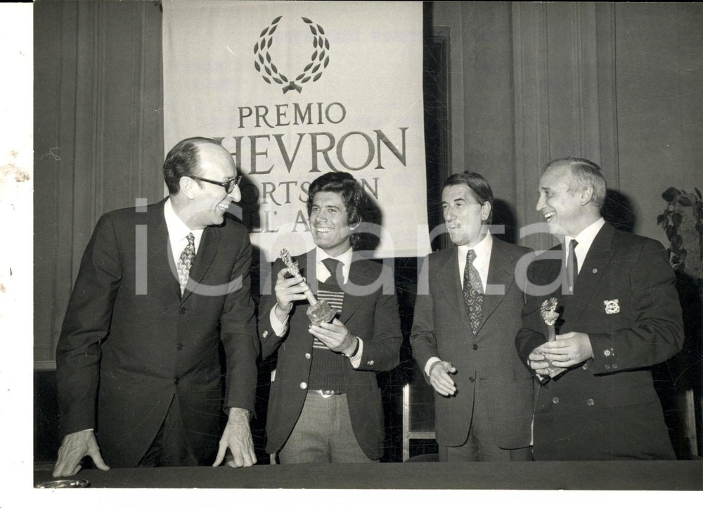 Fotografia d epoca originale 1973 MILANO Consegna PREMIO CHEVRON a Giacomo AGOSTINI e Luigi DELL ORTO Foto 1