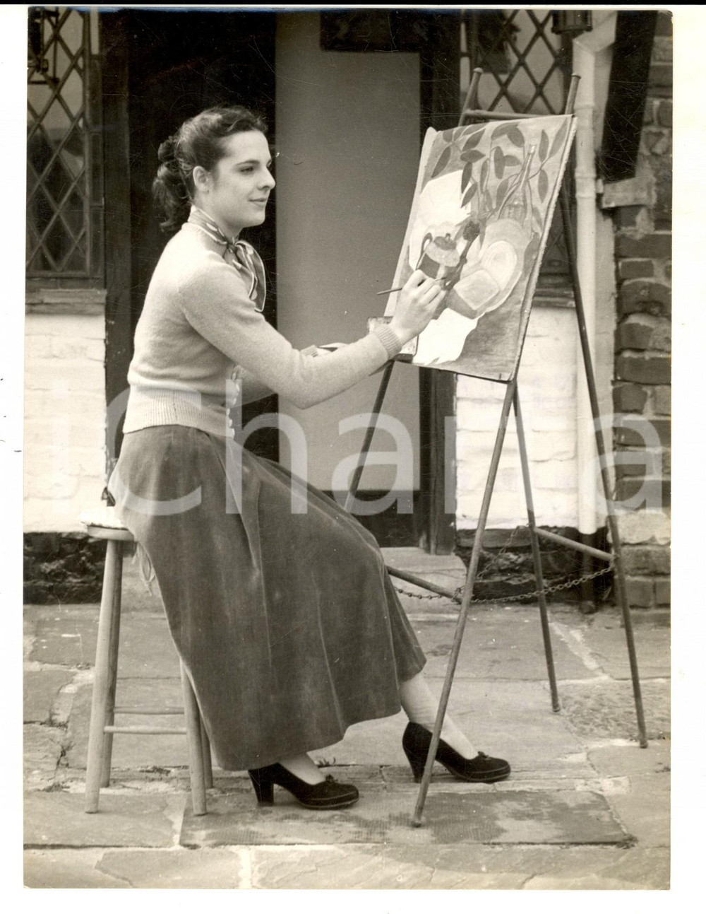 Fotografia d epoca originale 1954 GREAT YARMOUTH Sprint champion Anne PASHLEY painting at her home Photo 1