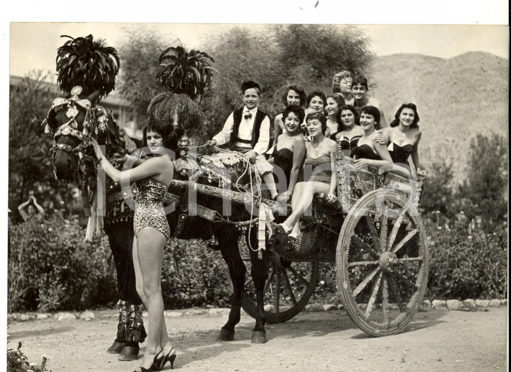 Fotografia d epoca originale 1955 ca PALERMO Aspitanti MISS MONDO su un tradizionale carretto siciliano Foto 1