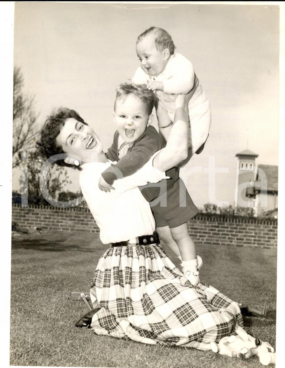 Fotografia d epoca originale 1957 SOUTHPORT Skating champion Jeannette ALTWEGG with her family Photo 18x13 1