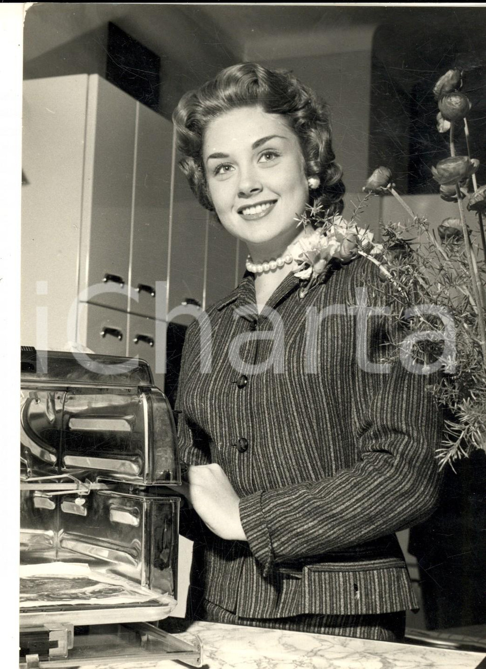 Fotografia d epoca originale 1957 MILANO MISS AMERICA Marian McKNIGHT presenta elettrodomestici  Foto 1