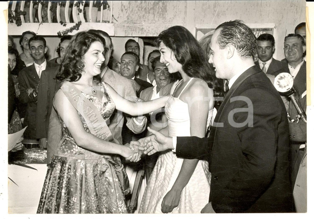 Fotografia d epoca originale 1955 ACI TREZZA Lido dei Ciclopi   Franca INCORVAIA eletta MISS SICILIA Foto 1