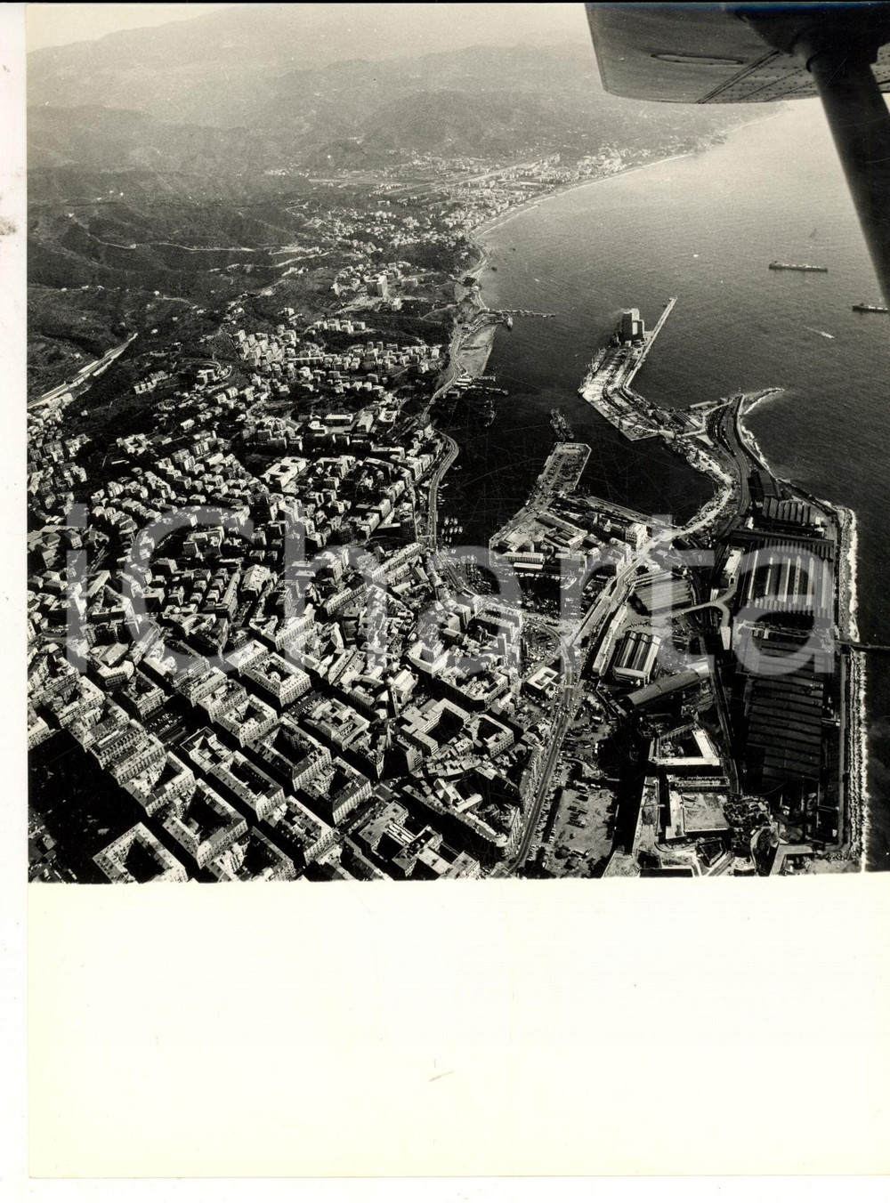 Fotografia d epoca originale 1970 SAVONA Veduta aerea della città e del lungomare  Fotografia 18x24 cm 1