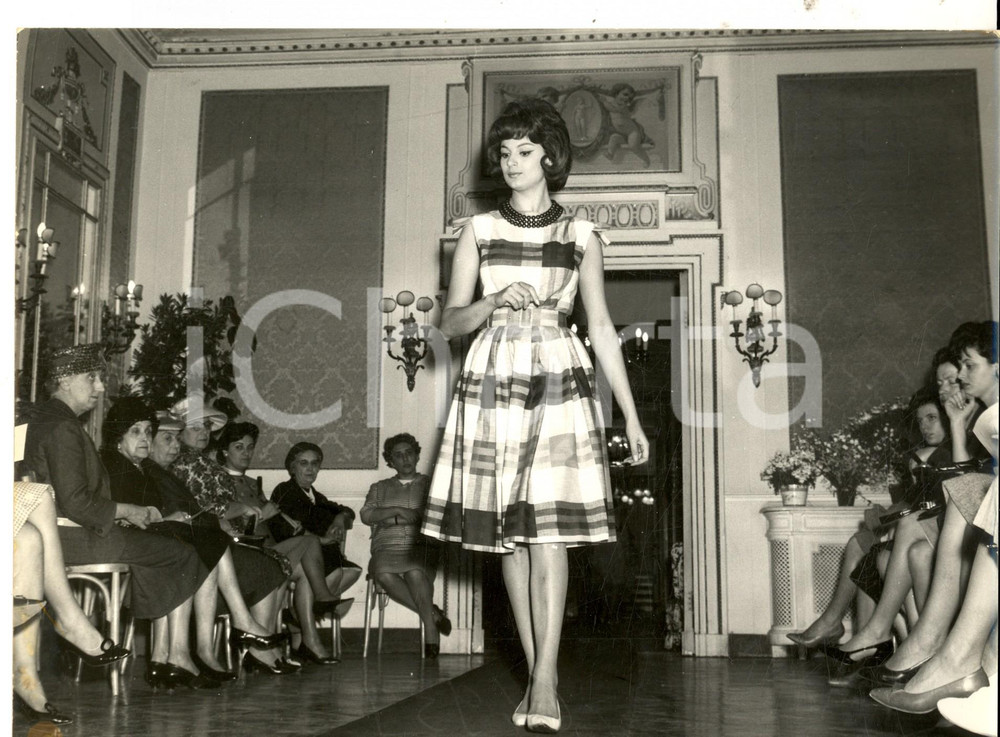 Fotografia d epoca originale 1961 GENOVA Hotel BRISTOL  Sfilata modelli LA RINASCENTE Foto 24x20 cm 1