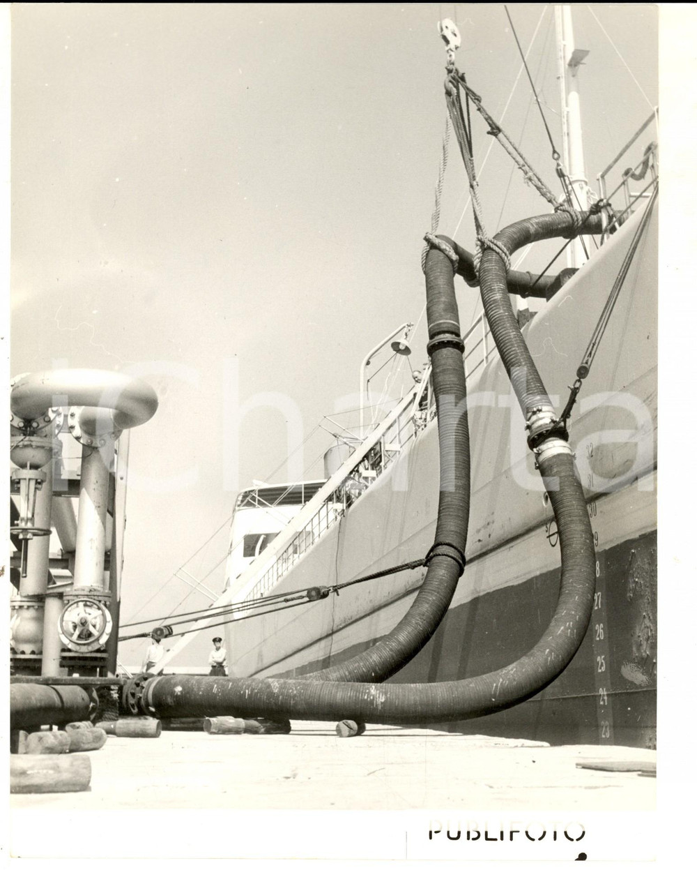 Fotografia d epoca originale 1954 Porto di GENOVA Scarico petrolio da nave CAMILLA con tubi PIRELLI Foto 1