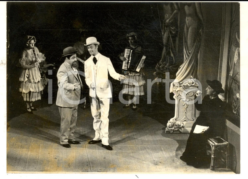 Fotografia d epoca originale 1963 MILANO TEATRO GEROLAMO Paolo POLI e Donato CASTELLANETA in scena Foto 1