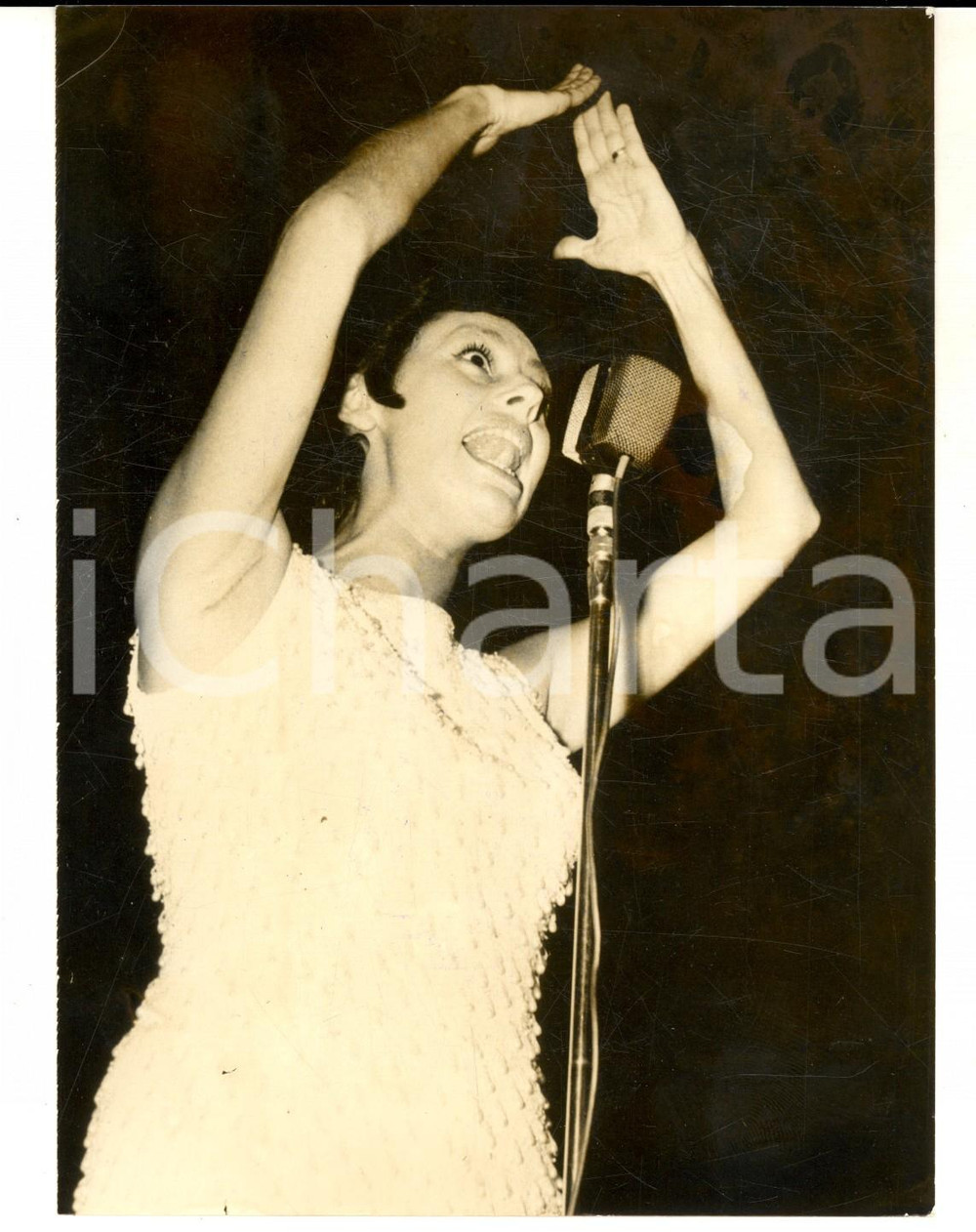 Fotografia d epoca originale 1963 ROMA Caterina VALENTE canta in un locale all aperto Foto 14x18 cm 1