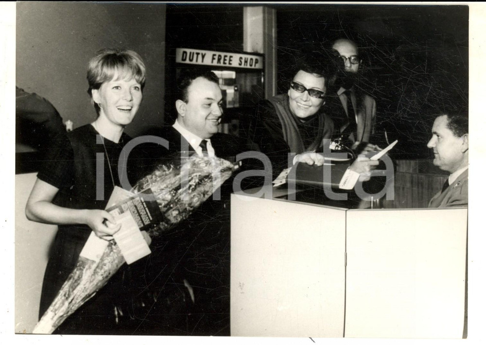 Fotografia d epoca originale 1963 MILANO Luciano TAJOLI in aeroporto con Nilla PIZZI e Petula CLARKE Foto 1