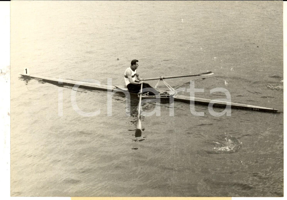 Fotografia d epoca originale 1959 MACON Europei CANOTTAGGIO  Il vincitore tedesco Klaus VON FERSEN Foto 1