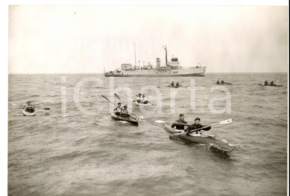 Fotografia d epoca originale 1959 POOLE UK Boy canoists setting out for France accompanied by ROYAL MARINES 1